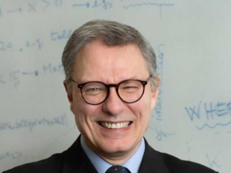 Floridi: «In attesa della marea salviamo l'analogico»