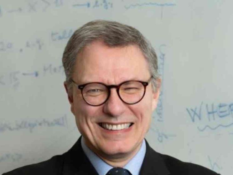 Floridi: «In attesa della marea salviamo l'analogico»