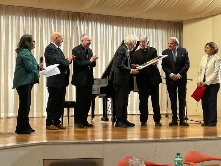 Il premio Cardinale Sivestrini per la pace a Nicola Piovani
