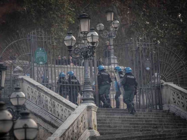 Antifascisti contro la polizia. Feriti tre agenti, picchiato un passante