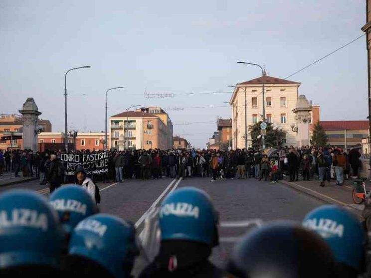 «Zecche rosse» e «camicie nere»: cosa è successo col corteo di Bologna