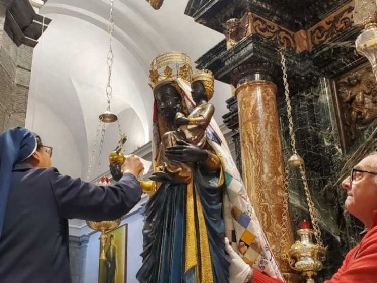 A Oropa la carezza alla Madonna
