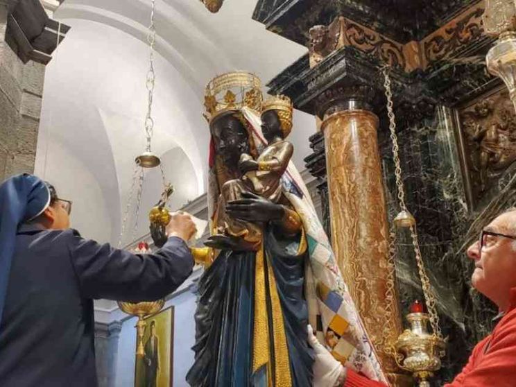 A Oropa la carezza alla Madonna