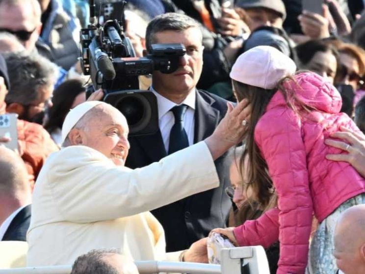 «Impariamo da Maria a dire "sì" a Dio. Non dimentichiamo i Paesi in guerra»