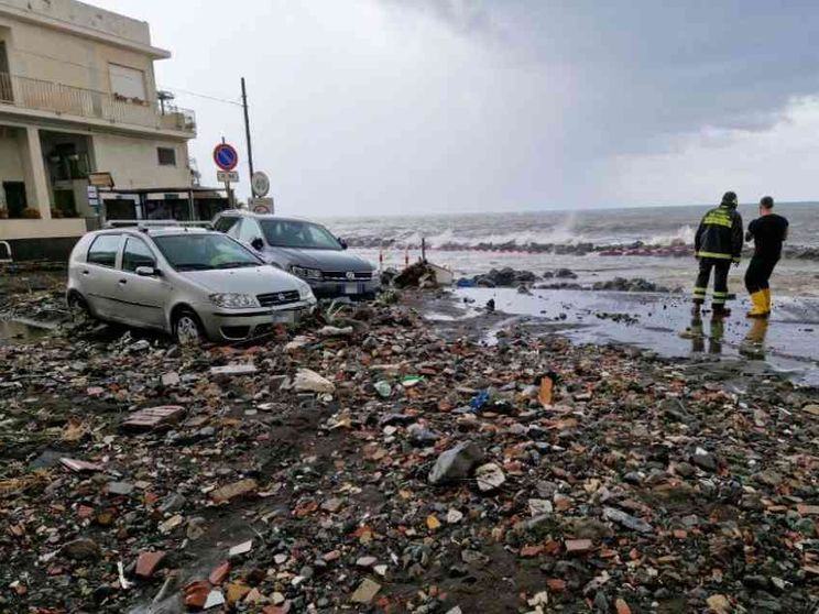 Auto trascinate e strade come fiumi: la Sicilia è finita sott'acqua