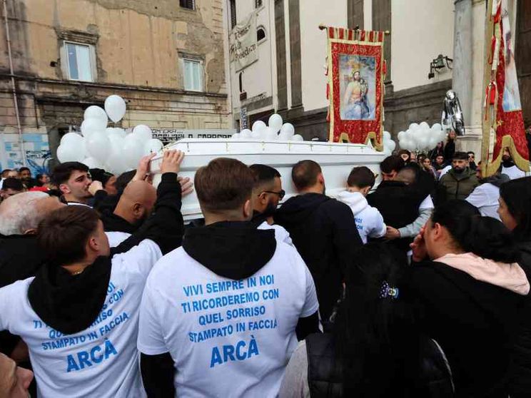 L'addio al 18enne ucciso a Napoli. «Basta con la morte dei ragazzi»