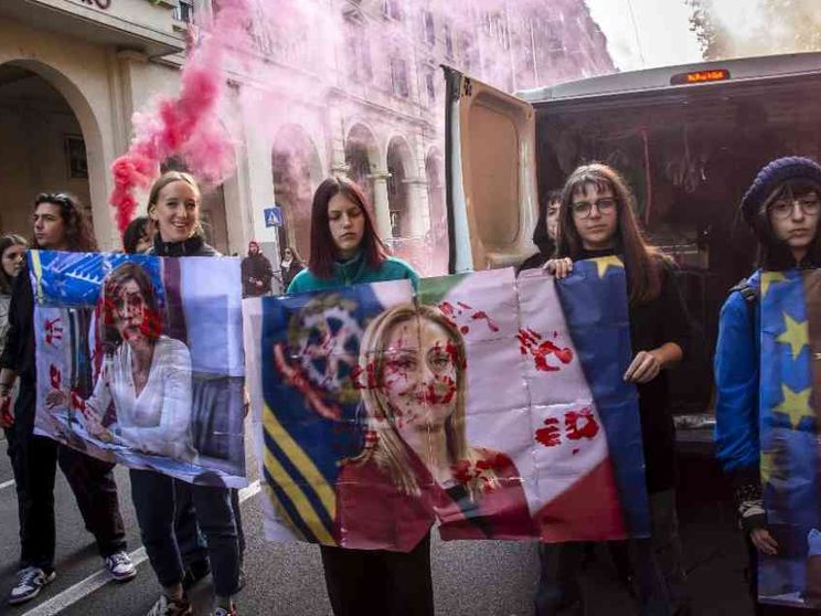Gli studenti contro il governo: scontri a Torino e 20 poliziotti feriti