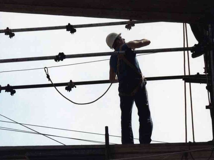 Industria ancora in difficoltà, affossata da moda e automotive