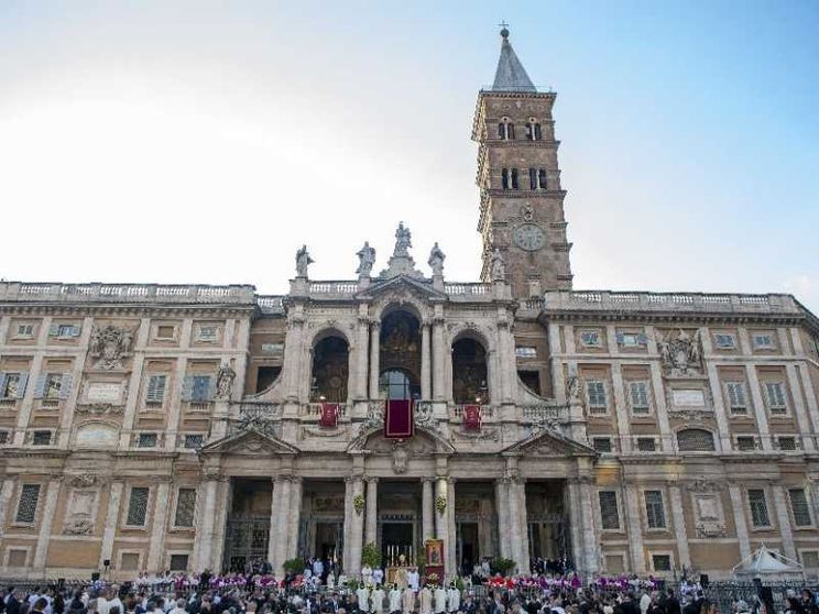 Il Papa istituisce la festa dei santi "della porta accanto"