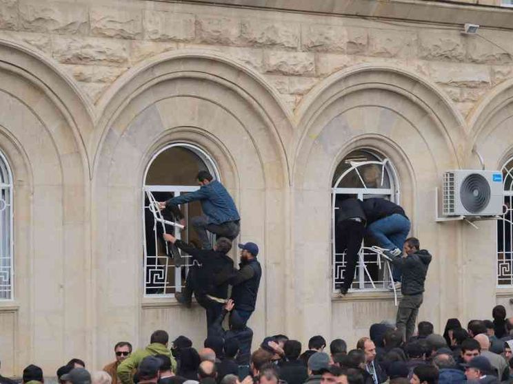 Abkhazia, il presidente pronto a dimettersi. L'opposizione resta in Parlamento