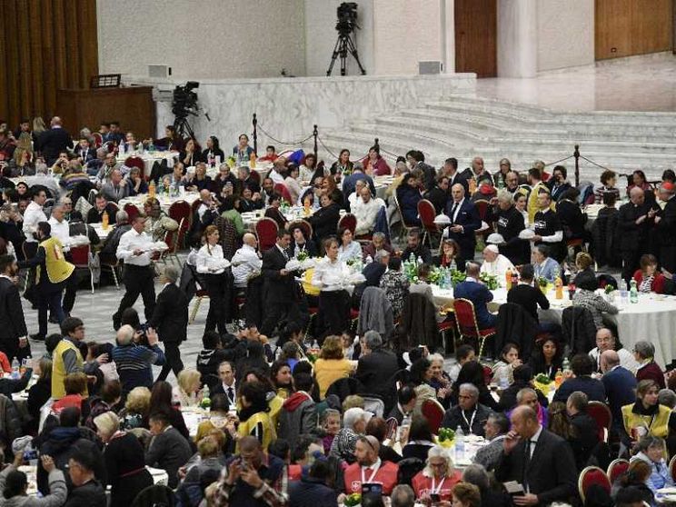 Giornata mondiale dei poveri: il Papa a pranzo con i bisognosi