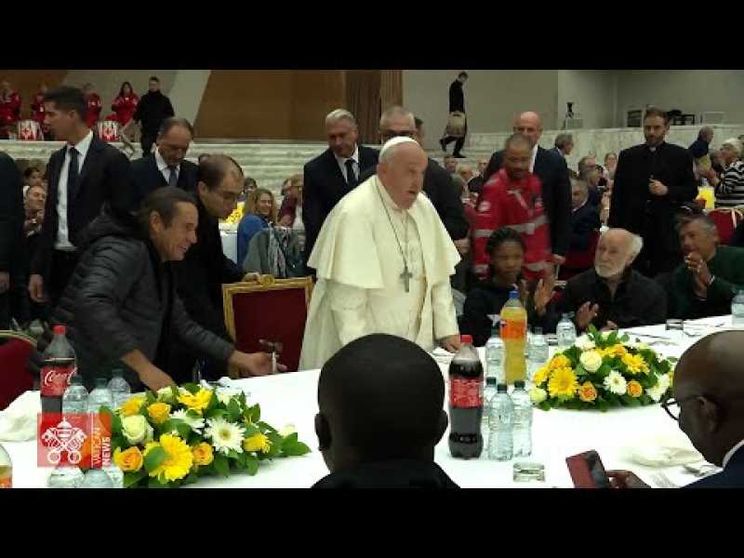 Il Papa: davanti alle povertà i cristiani non si girano dall'altra parte