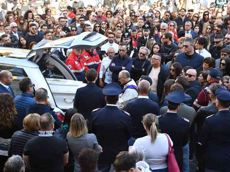 "Margaret, il nostro angelo": i funerali della 22enne morta sotto i ferri