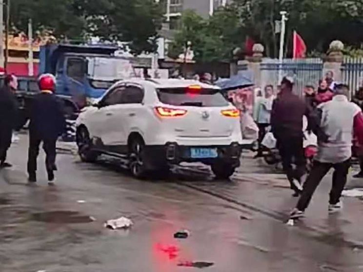 Auto investe alunni di una scuola. A una settimana dalla strage di Zhuhai