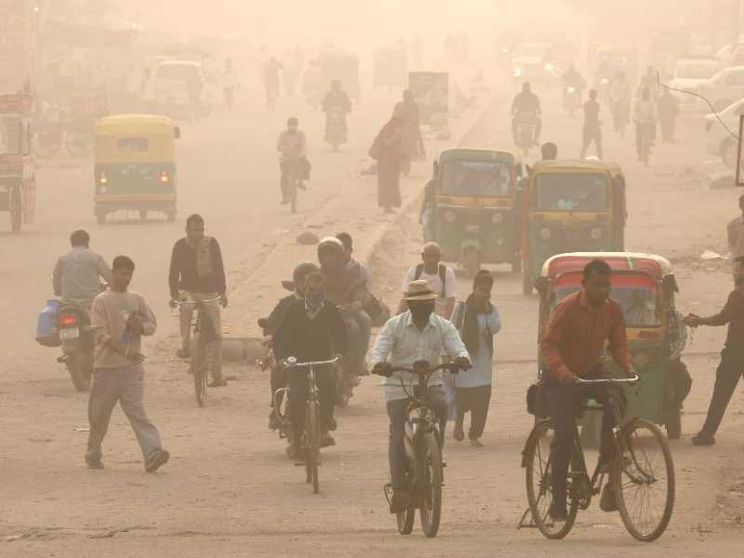Scuole e cantieri chiusi, uffici a «metà»: a New Delhi lo smog a livello record