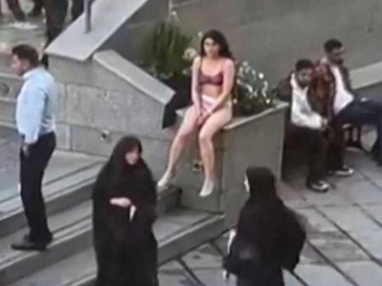 «È malata di mente», Teheran ha rilasciato la giovane che si era spogliata