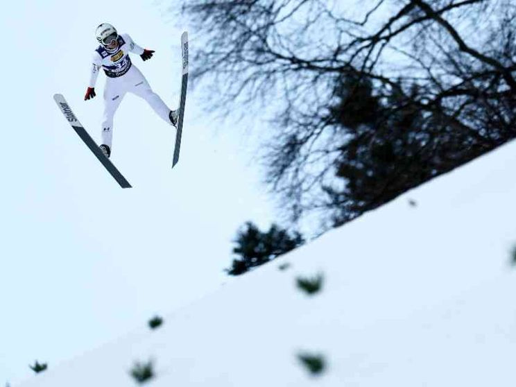 Salto con gli sci, stop ai furbetti delle tute