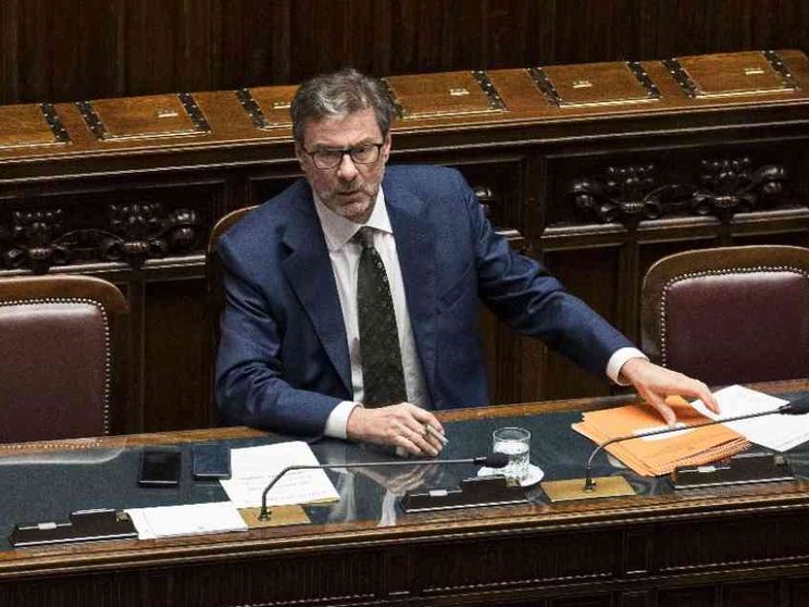 Giorgetti: «Tutti aiutino la crescita»
