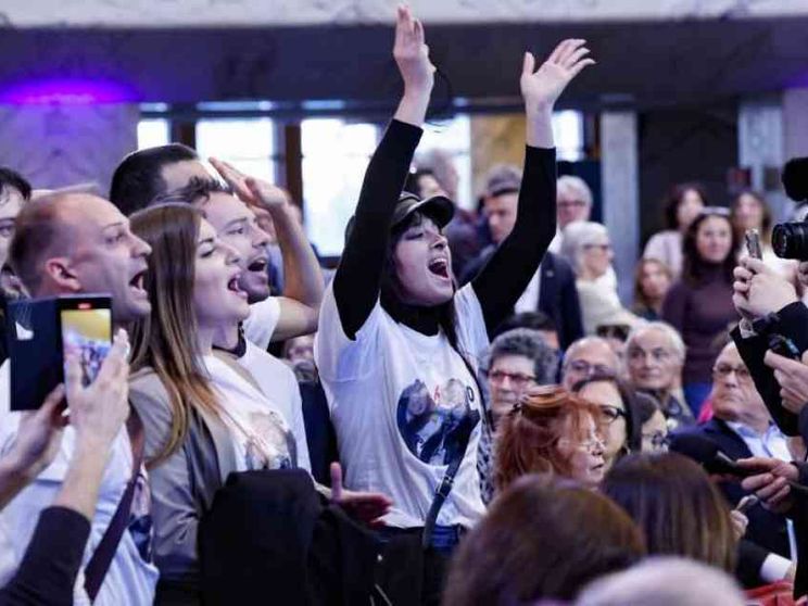 Grillo non si vede, i contestatori sì. Ma Conte centra il quorum del voto online