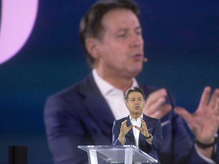Conte cancella l'era Grillo: «Ora una nuova rotta»