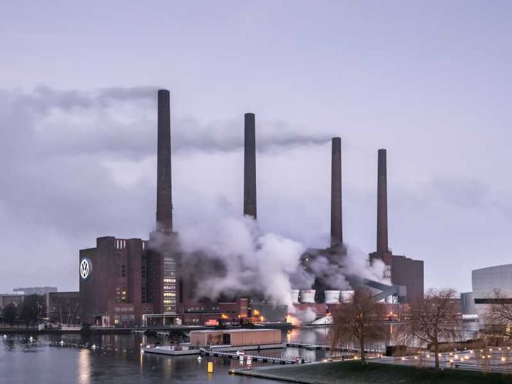 La preghiera (in fabbrica) per la salvezza di Volkswagen