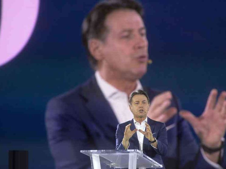 Conte cancella l'era Grillo: «Ora una nuova rotta»