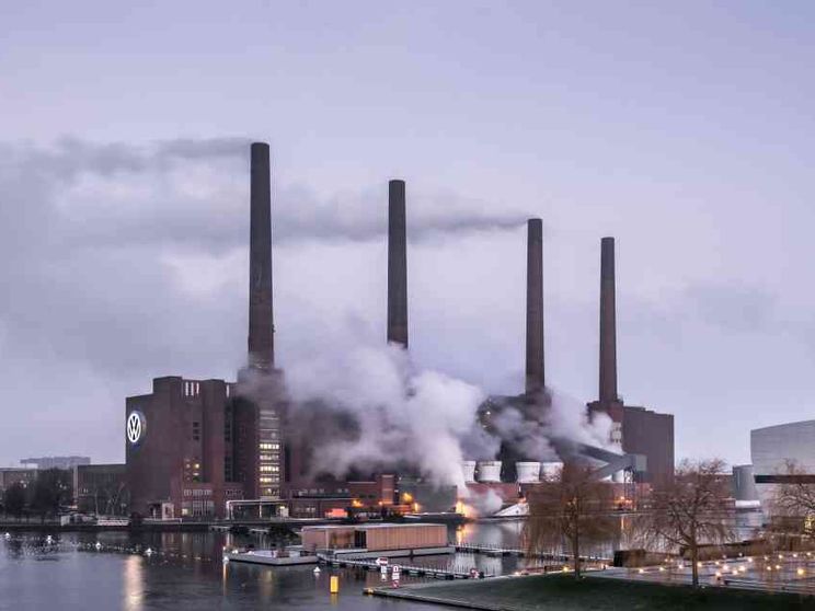 La preghiera (in fabbrica) per la salvezza di Volkswagen