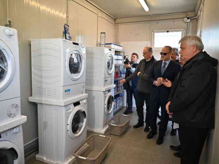 Nella tendopoli di San Ferdinando ha aperto la (settima) lavanderia del Papa