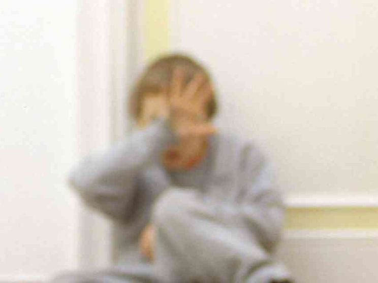 Per tre anni tenne la figlia in un cassetto nascosta al mondo