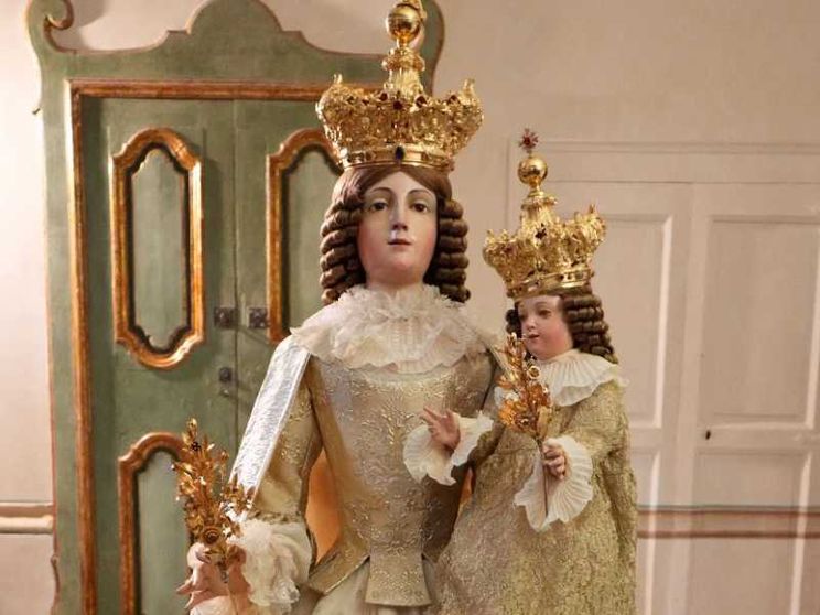 L'alta moda ridisegna l'abito della Madonna della Bruna