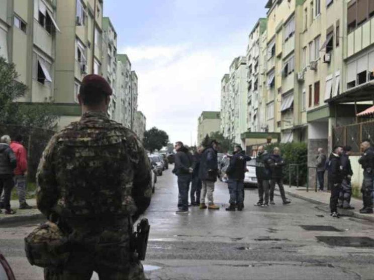 La bonifica di Caivano: 1.200 agenti e militari per sgomberare gli abusivi