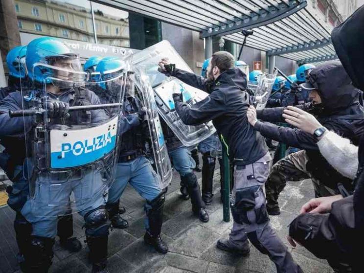 A Torino arrivano anche gli antagonisti. Scontri con la polizia