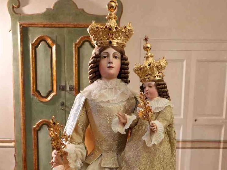 L'alta moda ridisegna l'abito della Madonna della Bruna