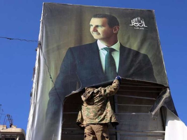 Migliaia in fuga da Aleppo, voci di golpe. I vescovi: «Noi restiamo»