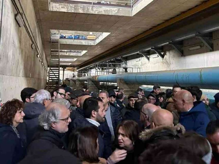 I sindaci ennesi chiudono il rubinetto. È cominciata la guerra dell'acqua