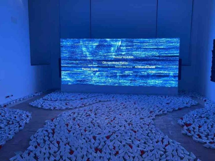 Le barchette di carte e i nomi dei "sommersi": la mostra sui migranti