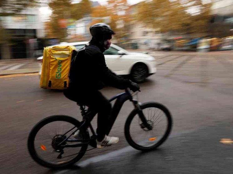 Glovo costretta ad assumere i suoi 15mila rider in Spagna