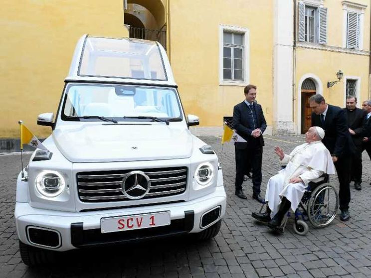 Francesco riceve da Mercedes la prima Papamobile elettrica