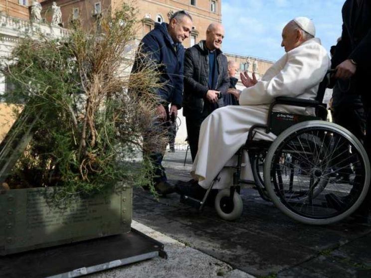 Donata al Papa la cassa di munizioni russe diventata fioriera. «Segno di pace»