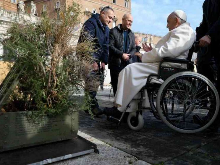 Donata al Papa la cassa di munizioni russe diventata fioriera. «Segno di pace»