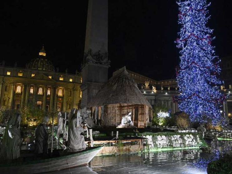Si accende l'albero di Natale in piazza San Pietro