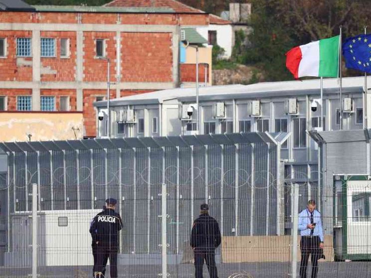 La “dolce vita” degli agenti in Albania riaccende le accuse sugli sprechi