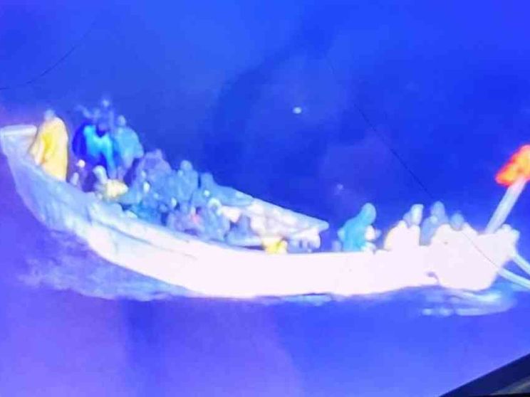 Naufragio in Marocco. E la nave da crociera si ferma per assistere un barcone