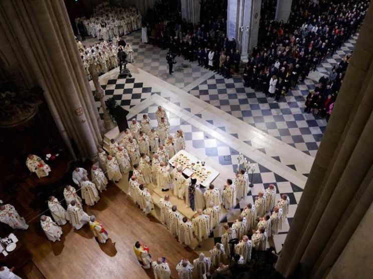 La prima Messa a Notre-Dame. Il vescovo: «Questo nuovo altare ci riunisca»