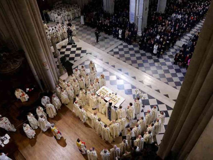 La prima Messa a Notre-Dame. Il vescovo: «Questo nuovo altare ci riunisca»