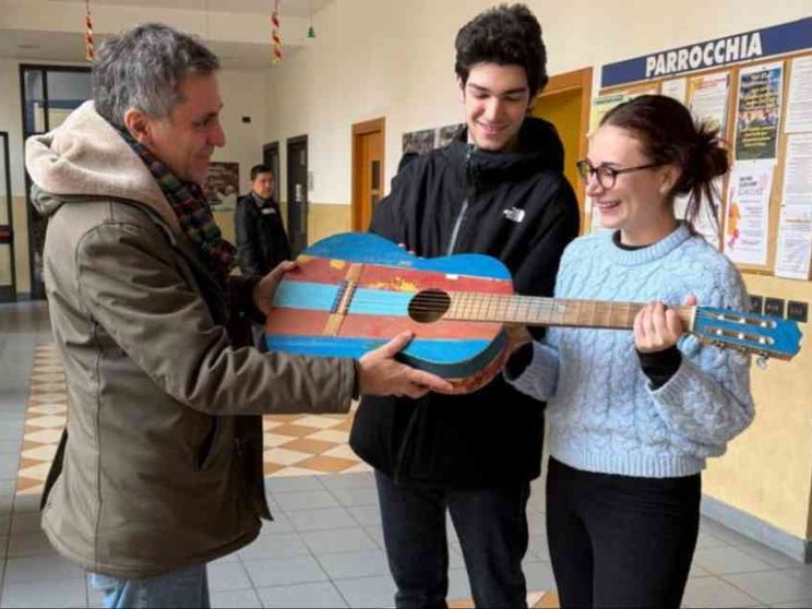 La chitarra più strana del mondo (e amata da Sting) percorrerà la Terra