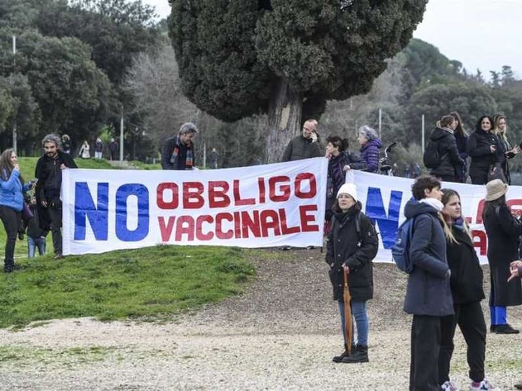 Le multe annullate ai no vax divide la maggioranza. Anche i medici contro