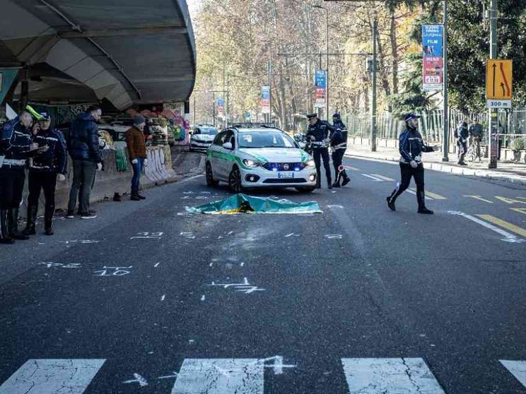 Una donna è stata travolta da un Tir mentre attraversava con i bambini