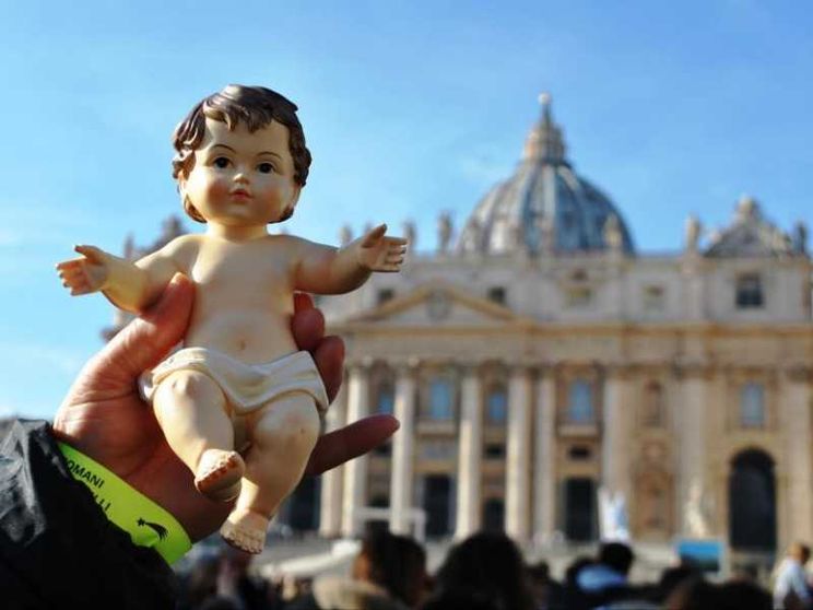 Il Papa benedice i Bambinelli del presepe