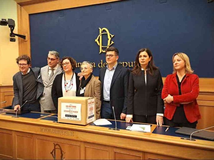 «A Gaza subito il cessate fuoco». Mezzo milione di firme per la premier